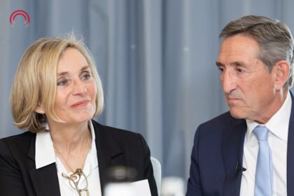 Patrick Dutartre et son épouse Nathalie Dutartre lors d'un événement public ou d'une conférence.