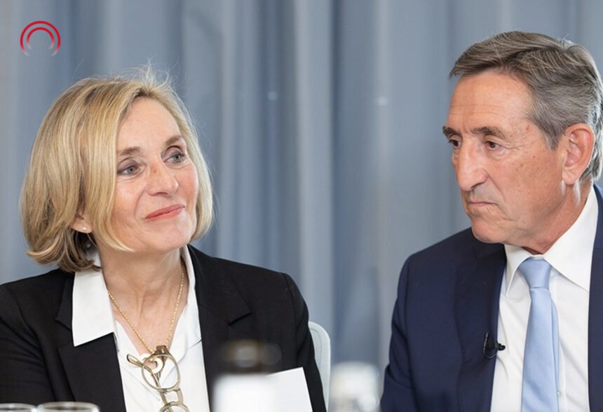Patrick Dutartre et son épouse Nathalie Dutartre lors d'un événement public ou d'une conférence.
